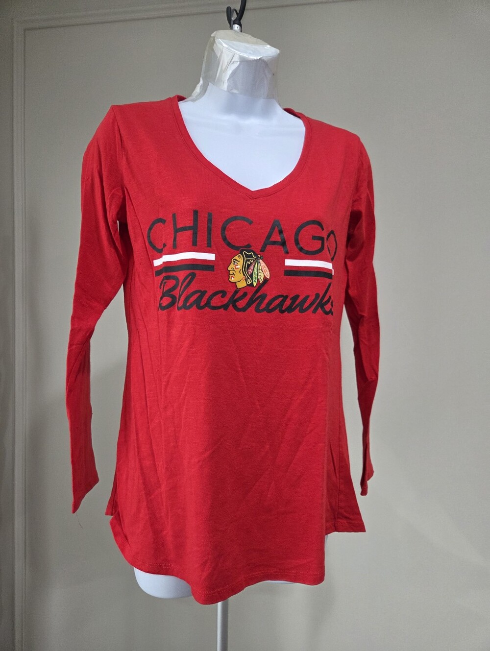 NHL Women's Chicago Blackhawks Red Long-Sleeve V-Neck Top Sz.L